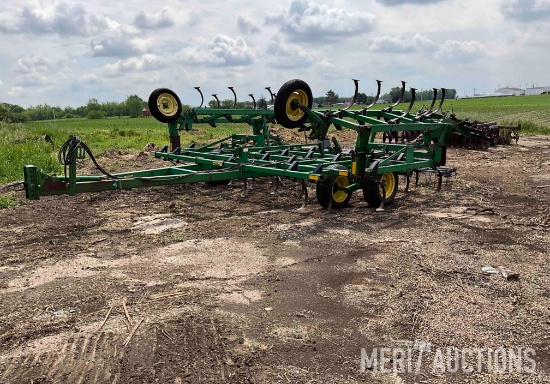 John Deere 960 21ft. Field Cultivator - LOCATED NEAR REYNOLDS, IL