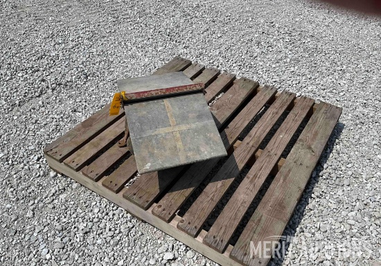 Hog Mineral Feeder w/Lid