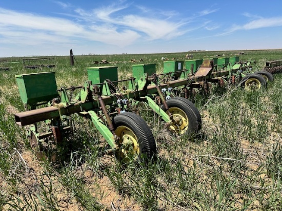 JOHN DEERE 8 ROW PLANTER
