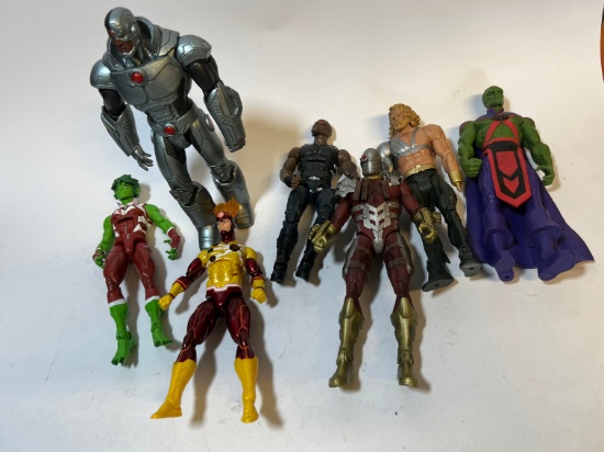 DC FIGURES ASSORTED - INCLUDING CYBORG, DEADSHOT, & ONE HANDED AQUAMAN