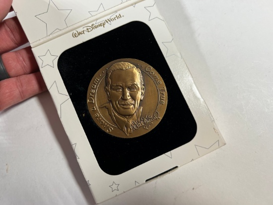 WALT DISNEY 100 COMMEMORTIVE COIN - "CAST HOLIDAY CELEBRATION" WITH BOX - 2