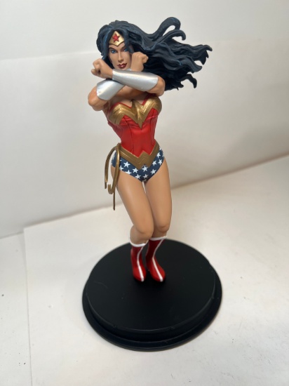 SUPERWOMAN "DEFENDER" STATUE - (LIMITED #2745/5000)  ICON HEROES COLLECTIBL