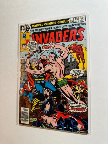 THE INVADERS #33 MARVEL - NEWSTAND