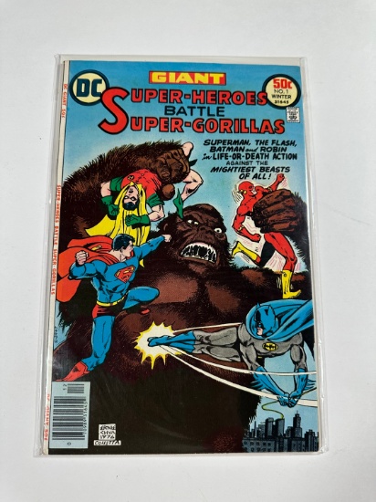 GIANT SUPER HEROS BATTLE SUPER GORILLAS NO.1 DC COMICS NEWSTAND EDITION