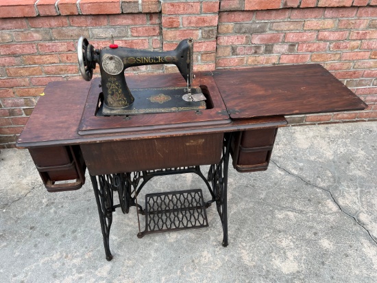 SINGER SEWING MACHINE(HANDPAINTED) WITH SINGER TABLE