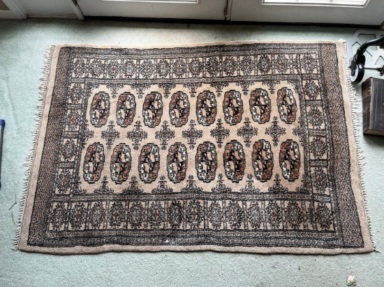 AREA RUG - BROWN (APPROX 4x6)