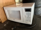 WHIRLPOOL COUNTERTOP MICROWAVE - WHITE