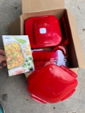 GENIUS FOOD CONTAINER WITH CHOPPING/SLICING ATTACHMENTS