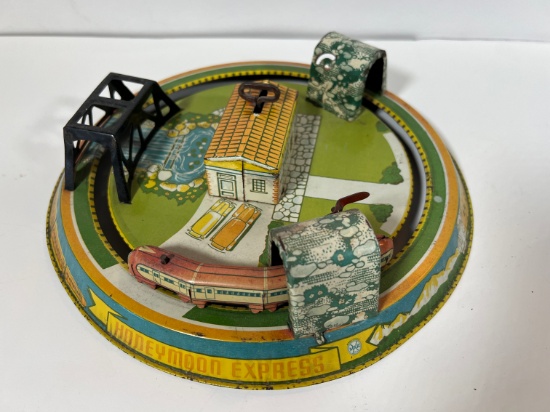 MARX ANTIQUE TIN TOY - TRAIN ON TRACK (WORKING)