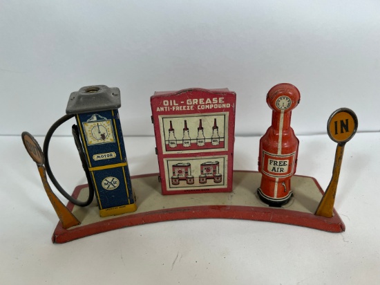 VINTAGE MARX TIN GAS STATION ROAD SIDE TOY