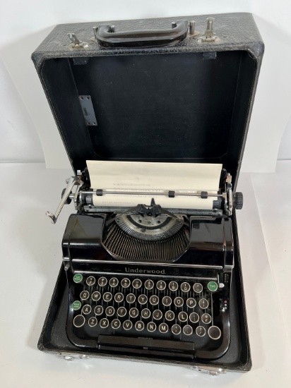 UNDERWOOD ELLIOT FISHER CO TYPEWRITTER - WITH CASE (BLACK)