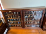 WOOD 2-DOOR DISPLAY CABINET (NO CONTENTS)