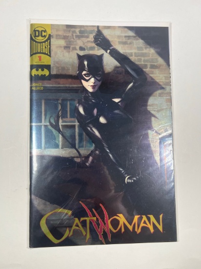 CATWOMAN #1 DC UNIVERSE HOLO COVER (GOLD DC CONVENTION EXCLUSIVE - DC BOOTH