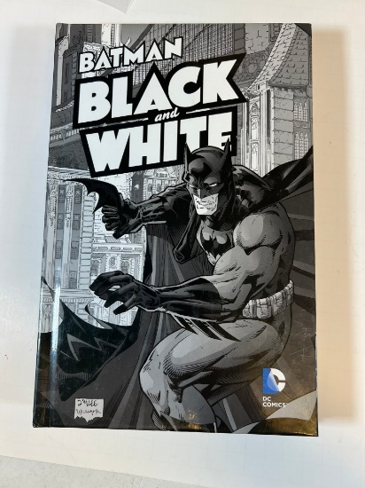 BATMAN BLACK & WHITE GRAPHIC NOVEL