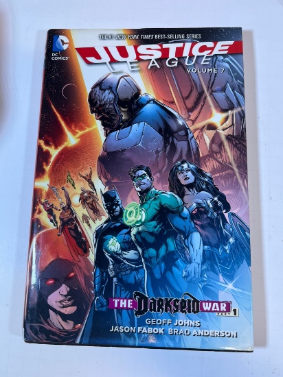 JUSTICE LEAGUE VOUME 7 "THE DARKSEID WAR PART 1" - GRAPHIC NOVEL