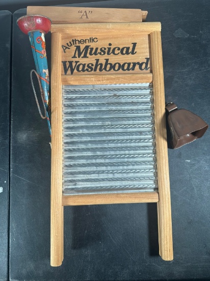 LOT - ASSORTED - INCLUDING MUSICAL WASHBOARD, ANTIQUE TIN TRUMPET, ETC