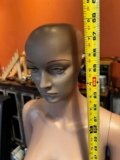 FEMALE MANNEQUIN - METAL BASE