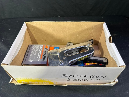 LOT - STAPLER GUNS & ASSORTED STAPLES