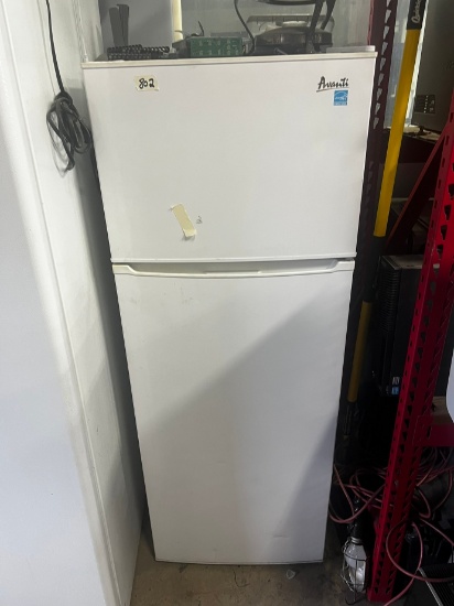 AVANTI REFRIDGERATOR / FREEZER - WHITE