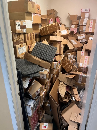 LARGE LOT - ASSORTED BOXES, INCLUDING CELLPHONE SPECIFIC INSERTS / BOXES ET