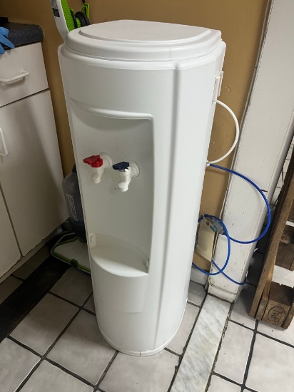 WATER DISPENSOR
