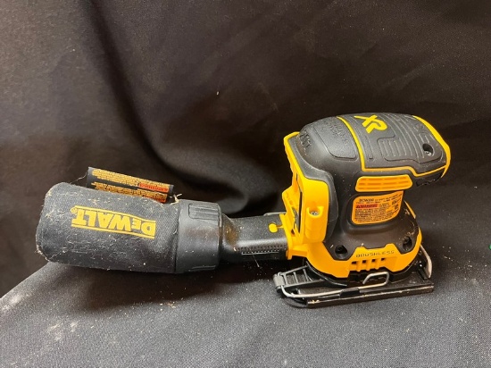 DEWALT 1/4 SHEET PALM SANDER CORDLESS (TOOL ONLY)