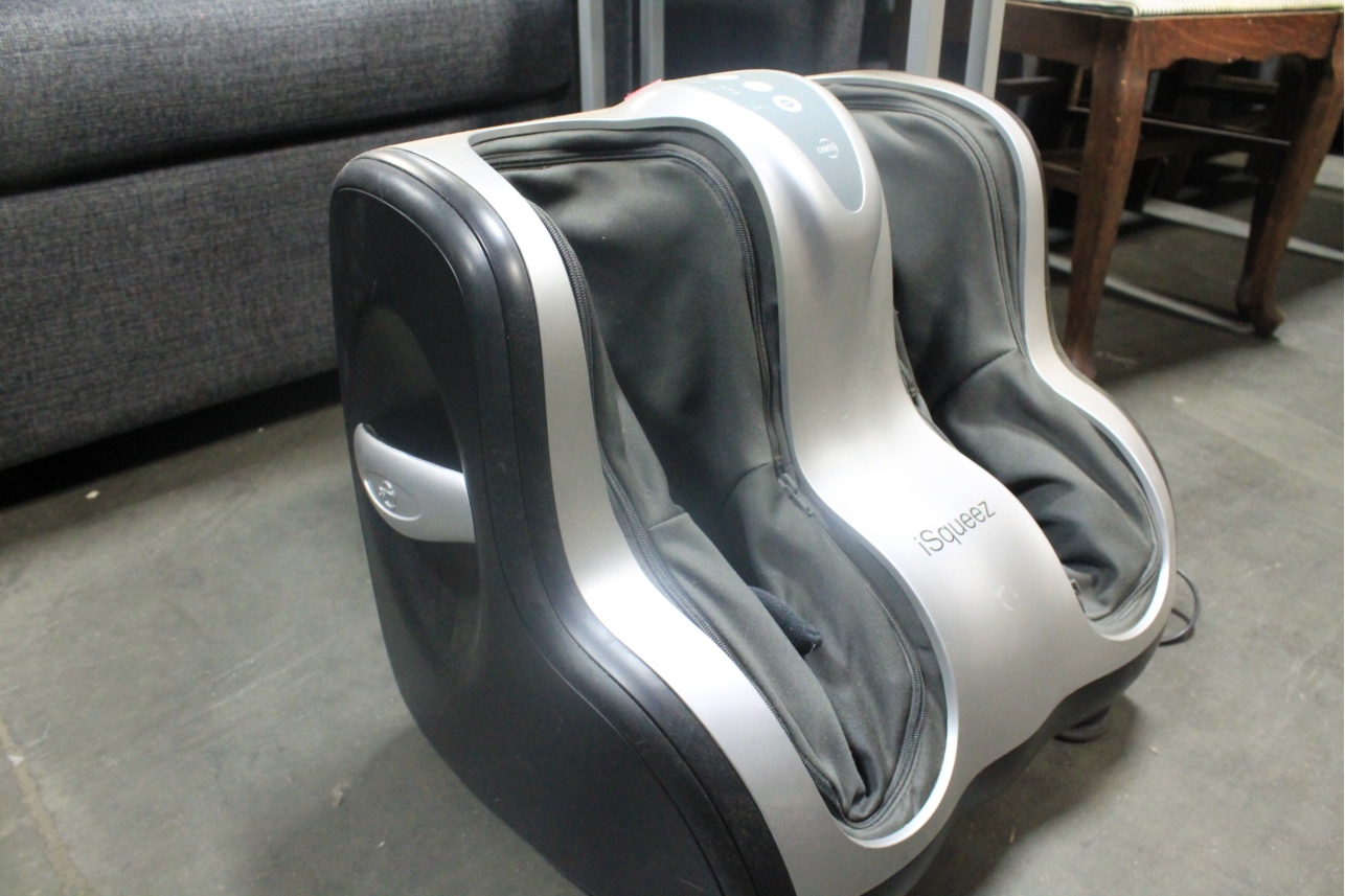 Brookstone isqueez store