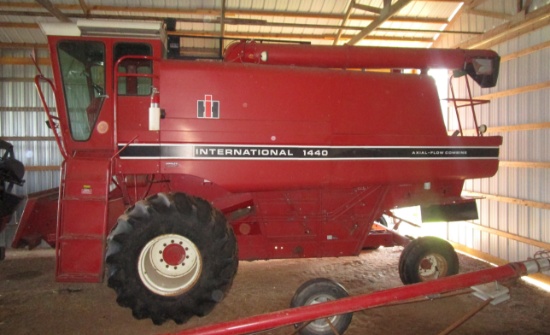 International 1440 Combine