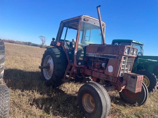1586 International Tractor