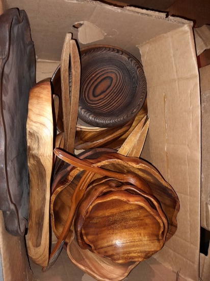 BOX OF WOODEN KITCHEN ITEMS