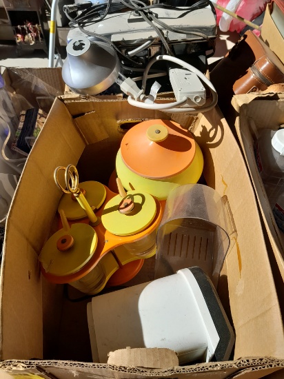 BOX OF KITCHEN ITEMS