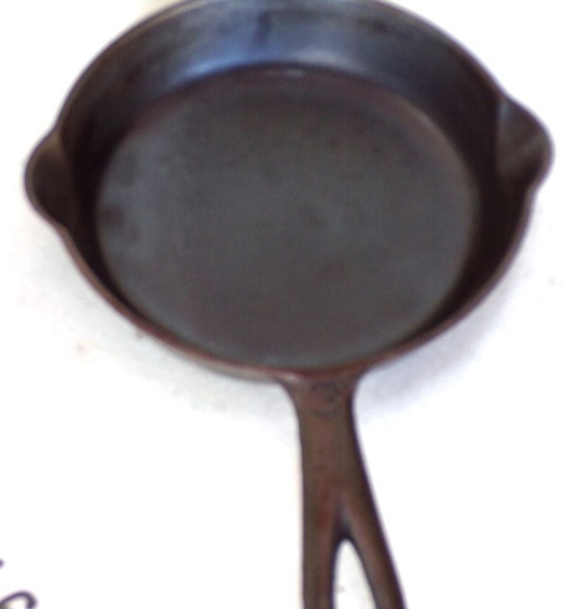 Grizwald #3 iron skillet