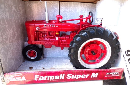 Toy Farmall Super M