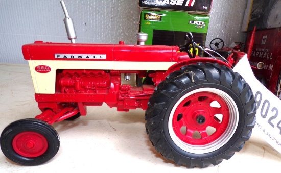 Toy Farmall 560
