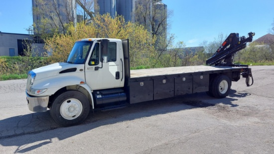 INTERNATIONAL FLATBED TRUCK WITH HIAB ARTICULATING CRANE