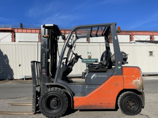 Toyota 8FGU25 5,000lb Forklift (E8)
