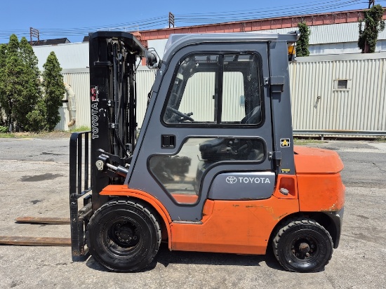 Toyota 7FGU25 5,000lb Forklift