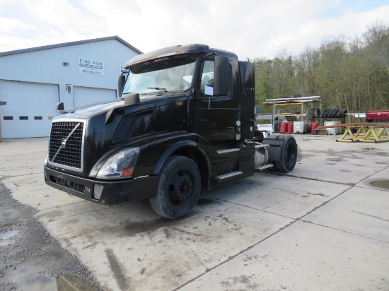 2016 Volvo Single Axle Day Cab, 430 hp, D13 motor