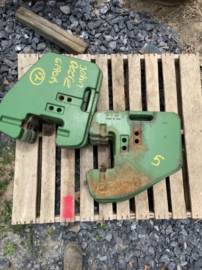 (12) John Deere Suitcase weights 43kg off JD 6190R