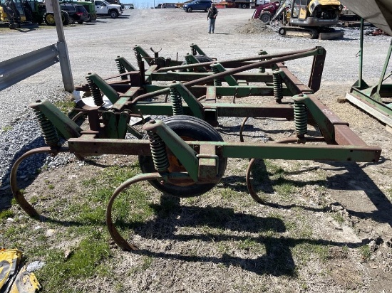 John Deere 1600 Chisel Plow
