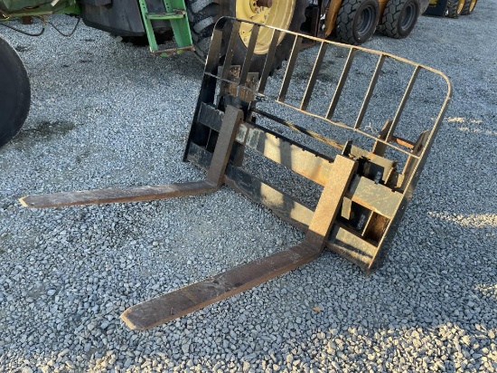 42" Pallet forks off JD725 Loader