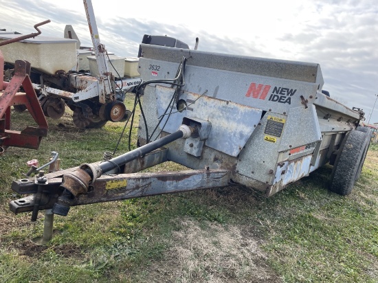 New Idea 3632 Manure Spreader