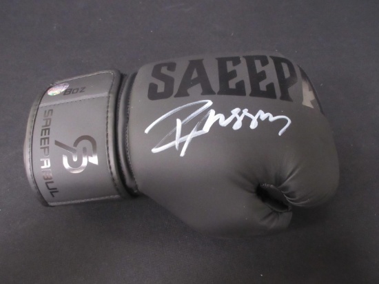 RUSSELL CROWE SIGNED 8 OZ GLOVE COA