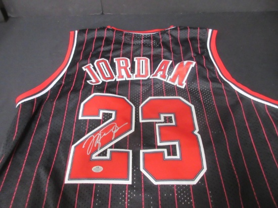 MICHAEL JORDAN SIGNED CHICAGO BULLS JERSEY COA