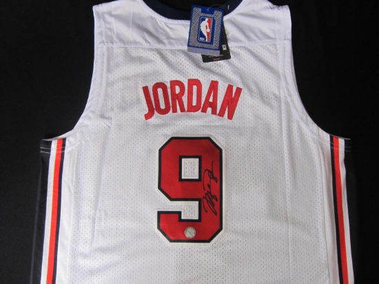 MICHAEL JORDAN SIGNED NIKE JERSEY WITH COA
