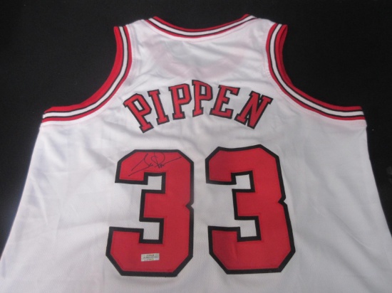SCOTTIE PIPPEN SIGNED BULLS JERSEY WITH COA