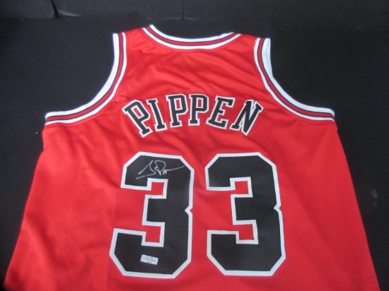 SCOTTIE PIPPEN SIGNED BULLS JERSEY WITH COA