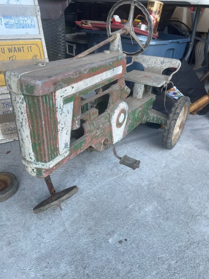 JOHN DEERE PEDAL TRACTOR