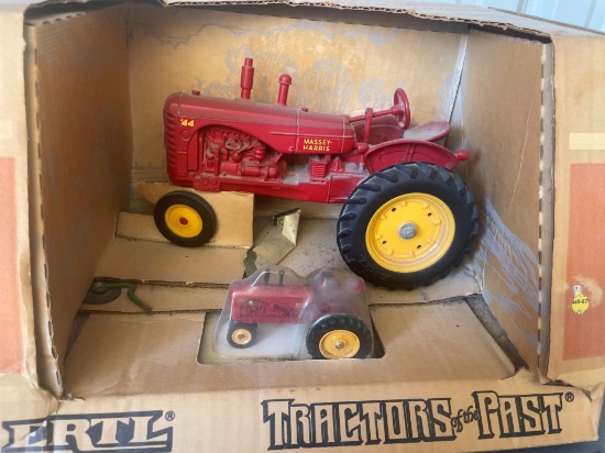 ERTL MASSEY HARRIS 44