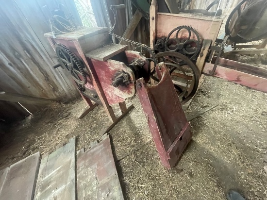 INTERNATIONAL HARVESTER 2 HOLE CORN SHELLER